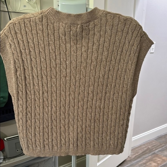 Gilli Tan Cable Knit Sleeveless Blouse - Picture 4 of 7